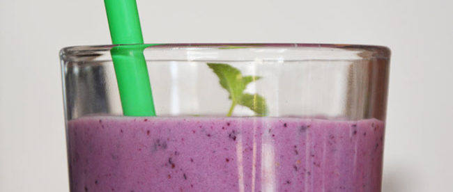 Smoothie koktejl s banánem a borůvkami